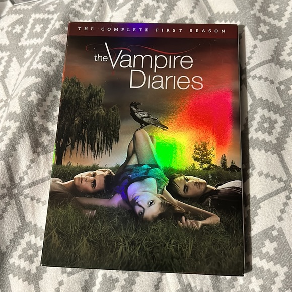 The Vampire Diaries seasons 1-4 on DVD - Picture 2 of 5